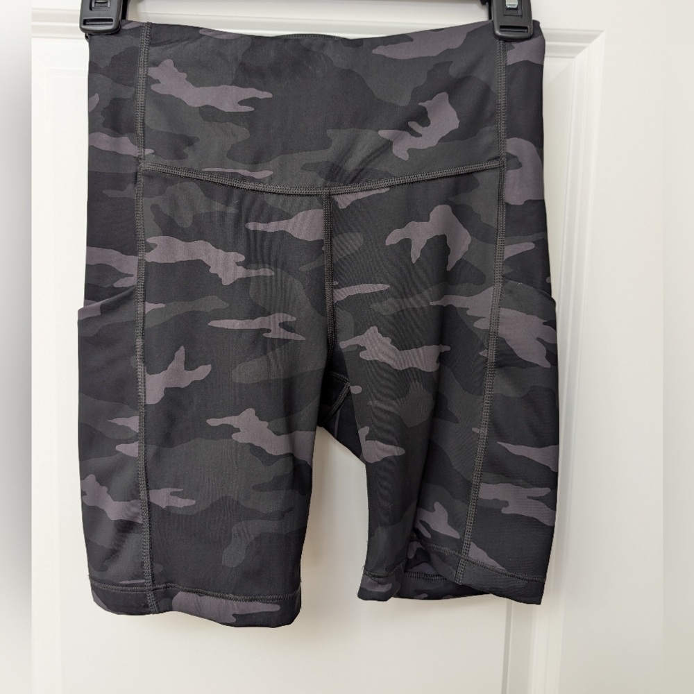 Athleta Ultimate Stash Pocket 7" Shorts Size XS